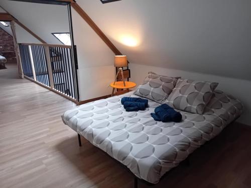 Una cama o camas en una habitación de Gîte L'Impériale d'Ham