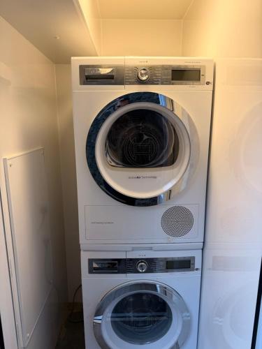 lavatrice e asciugatrice in camera di Loch Morar Private Suite a Mallaig