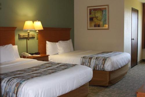 pokój hotelowy z 2 łóżkami i telefonem w obiekcie Barkers Island Inn Resort & Conference Center w mieście Superior