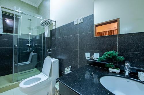 基加利Garr Hotel的带马桶和水槽的浴室