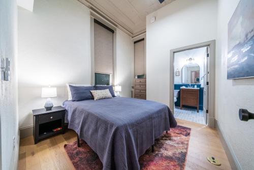 Una cama o camas en una habitación de Peacock Suite