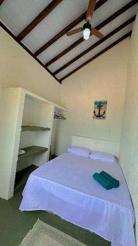 Casa caraiva xandó في بورتو سيغورو: غرفة نوم بسرير أبيض مع مروحة سقف