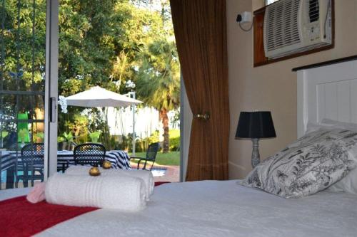 um quarto com uma cama e vista para um pátio em Hunters B&B em Mtunzini