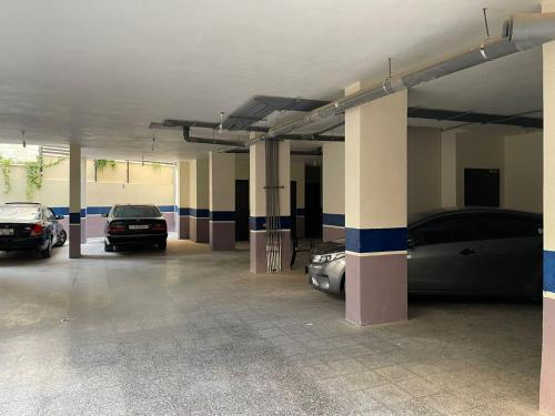 عمارة زكي الرمحي 6 في عمّان: كراج للسيارات فيه سيارتين