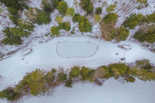 ChesterSage House at Camp Greenwood Vermont with Sauna的冰冻湖的空中景色