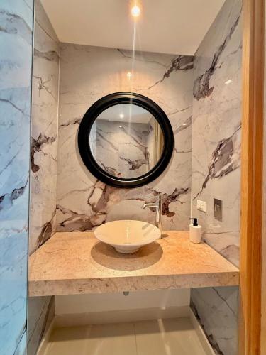 a bathroom with a sink and a mirror at Apartamento de lujo con vista al mar en Karibana in Cartagena de Indias