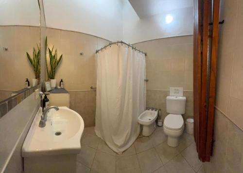 CASA Q Cba Zona Norte Kempes Aeropuerto Shopping cochera asador patio full equipada confortableにあるバスルーム