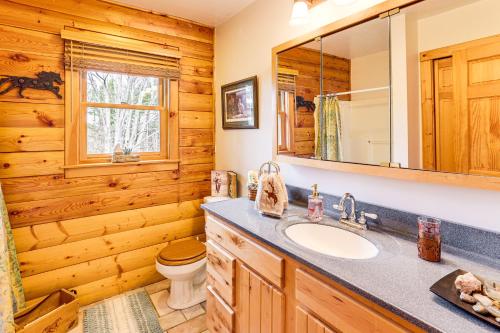 Ένα μπάνιο στο Spacious Log Home with 13 Acres, Ponds and Fire Pit!
