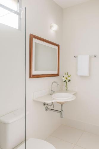 a bathroom with a sink and a toilet and a mirror at Morada Toniatti in Barra Grande