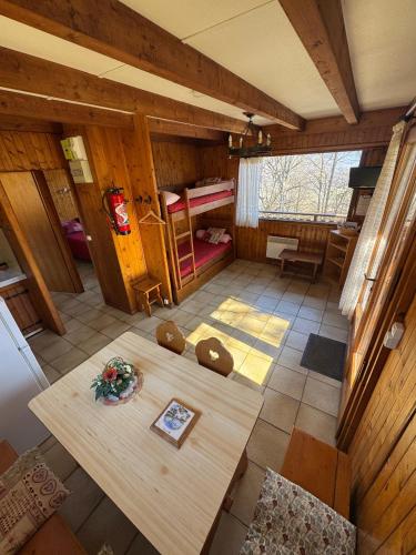 an overhead view of a room with a table in a cabin at Charmant petit chalet cosy in Combloux