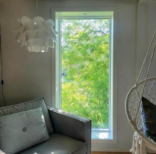 Χώρος καθιστικού στο 1950S Functionalist Cabin With Vågakallen Views