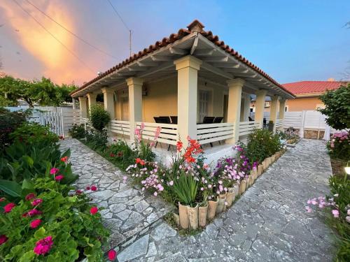 een huis met bloemen ervoor bij Dada's Cottage in Argyrádes