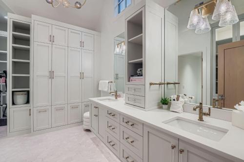 Old Town Luxe Retreat- Walk to Main Hottub- Casita 173 في بارك سيتي: حمام أبيض مع حوض ومرآة