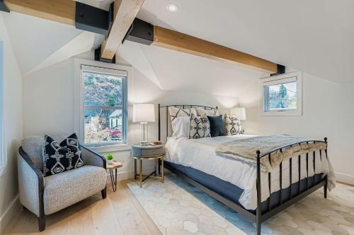 Old Town Luxe Retreat- Walk to Main Hottub- Casita 173 في بارك سيتي: غرفة نوم بها سرير وكرسي