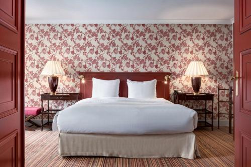 1 dormitorio con 1 cama y 2 mesas con lámparas en NH Brugge, en Brujas