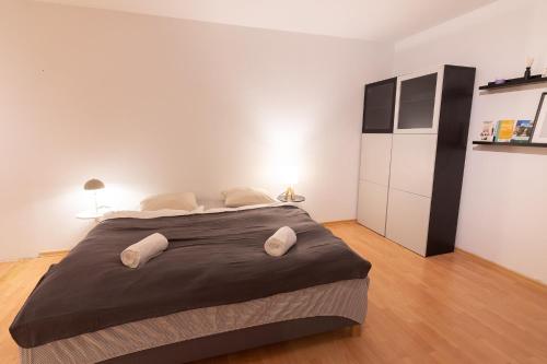 a bedroom with a large bed with two pillows at Zweisam am Alaunpark 