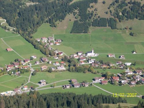 an aerial view of a small village in a green field at Ferienwohnungen Durst Roswitha in Schattwald