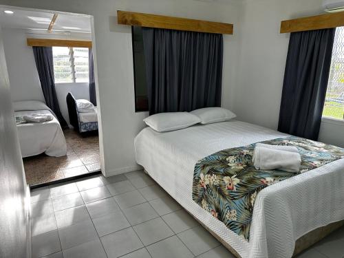 Giường trong phòng chung tại Nadi Ocean House 1
