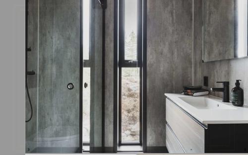 Φωτογραφία από το άλμπουμ του Architect-Designed Cabin Panoramic View σε Ervik