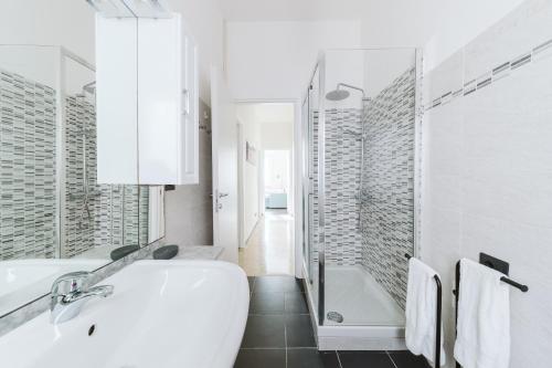 ein weißes Badezimmer mit Dusche und Waschbecken in der Unterkunft Mari's House centro wifi AC pet friendly in Recco