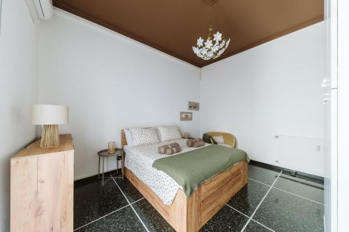 ein Schlafzimmer mit einem Bett und einem Kronleuchter in der Unterkunft Mari's House centro wifi AC pet friendly in Recco