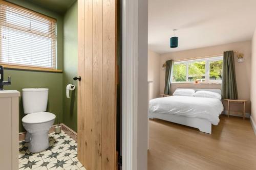 Countryside Lodge with Cabin, Sleeps up to 11 Guests في Hayton: غرفة نوم بسرير ومرحاض ونافذة