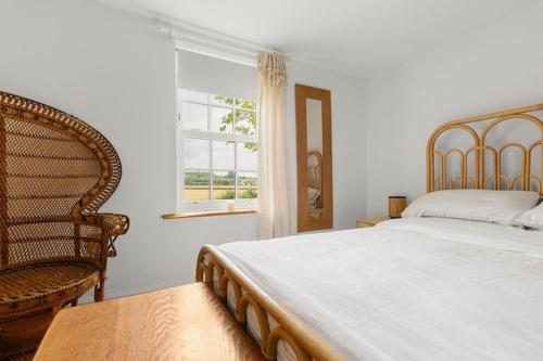 Countryside Lodge with Cabin, Sleeps up to 11 Guests في Hayton: غرفة نوم بها سرير وكرسي ونافذة