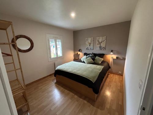 Ένα ή περισσότερα κρεβάτια σε δωμάτιο στο Maison proche Mer