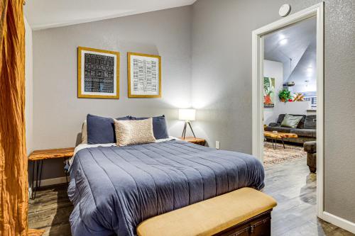 Ένα ή περισσότερα κρεβάτια σε δωμάτιο στο Russian River Retreat! Woodsy Guerneville Bungalow