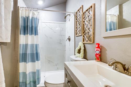 Ένα μπάνιο στο Russian River Retreat! Woodsy Guerneville Bungalow