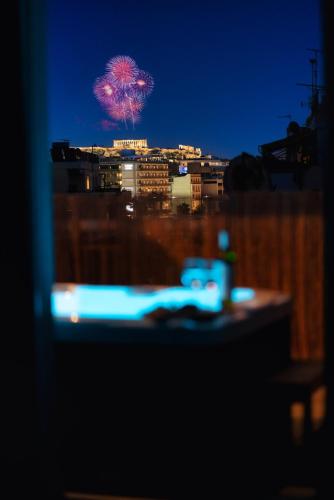 Hot tub with Acropolis view 1 minute from METRO TRAIN