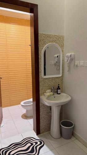 un bagno con lavandino e WC di شقق ميد كانتري a Khamis Mushayt