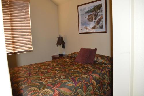 una camera da letto con un letto e una finestra di Lighthouse Pointe Resort a Point Arena