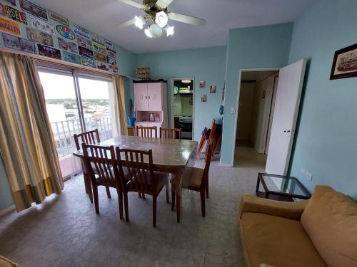 a kitchen and dining room with a table and chairs at Monte es Hermoso in Monte Hermoso