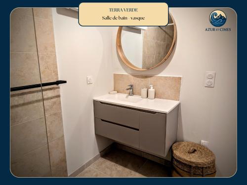 Ένα μπάνιο στο Terra Verde Appartement nature tout équipé près de Gap