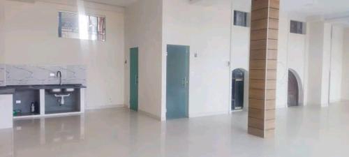 una camera bianca con lavandino e bancone di Garzonier centrico a Cochabamba