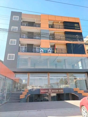un edificio con un cartello sulla facciata di Garzonier centrico a Cochabamba