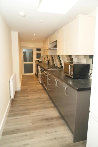 Køkken eller tekøkken på Modern holiday house near Heathrow