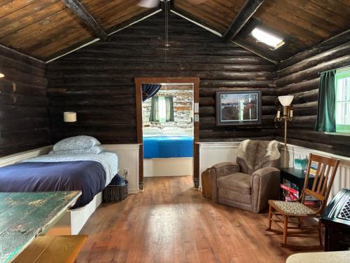 En eller flere senge i et værelse på Talkeetna Gardens, Cabins & Cottages