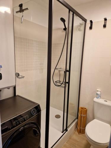 een badkamer met douche en wasmachine bij Beau studio rénové tout confort in Saint-Mandrier-sur-Mer