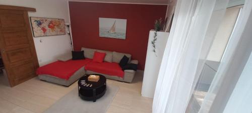 IHB-Inter House of Balaton في زاماردي: غرفة نوم بها سرير وبطانية حمراء