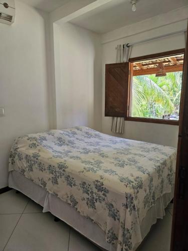 a bedroom with a bed and a window at Ap Aconchego Carapitangui in Barra Grande