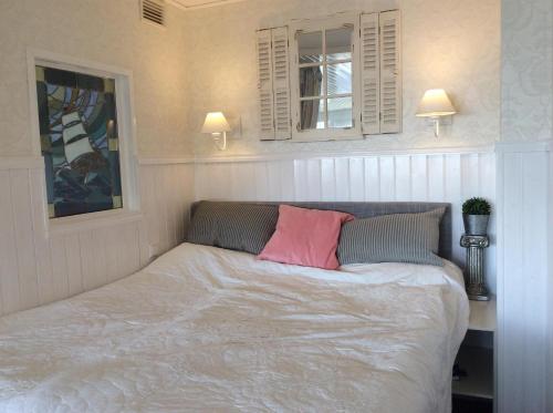 una camera da letto con un letto con un cuscino rosa di Aurelia's Meerblick a Hansaland