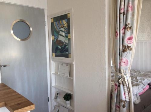 una piccola stanza con un letto e uno specchio di Aurelia's Meerblick a Hansaland