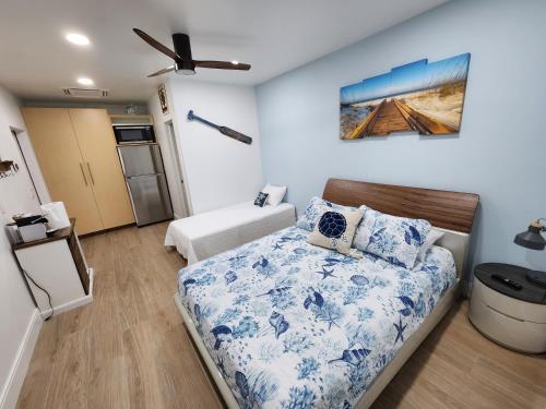 a bedroom with a bed and a ceiling fan at Close to hard rock stadium and guitar casino in Pembroke Pines