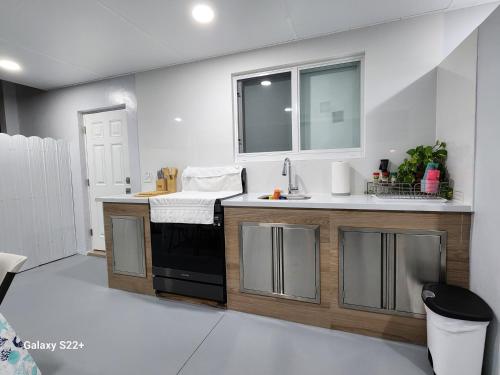 una cucina con lavandino e specchio di Close to hard rock stadium and guitar casino a Pembroke Pines