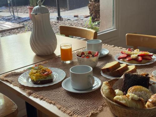 ミラマールにあるHotel Idealの食べ物や飲み物の皿が置かれたテーブル