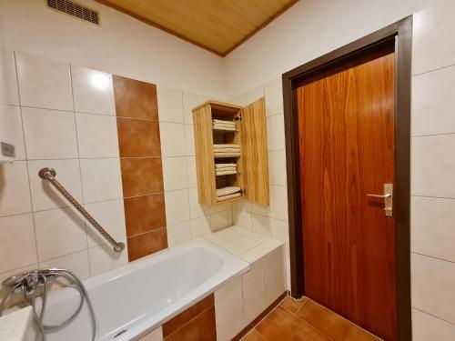 Ένα μπάνιο στο Apartment near Red Bull Ring 6 Pers