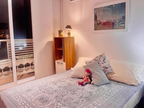 Corredor Suite - Eira Building - Santa Marta في سانتا مارتا: طفل صغير يجلس على سرير مع الوسائد