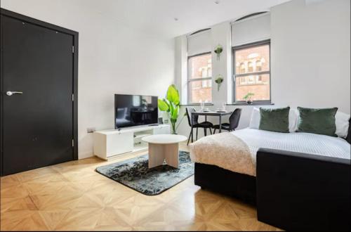 ein Schlafzimmer mit Bett und ein Esszimmer in der Unterkunft 1 Bed Central Leeds Luxury Stay in Leeds
